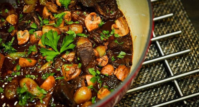 Cocotte de boeuf mijote au vin rouge avec champignons petits oignons et persil