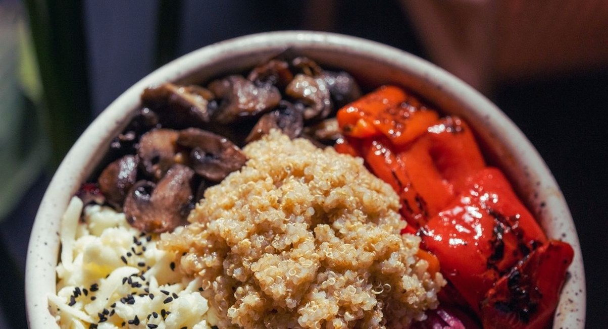 Bol garni de quinoa champignons poeles poivrons rouges grilles et chou fleur
