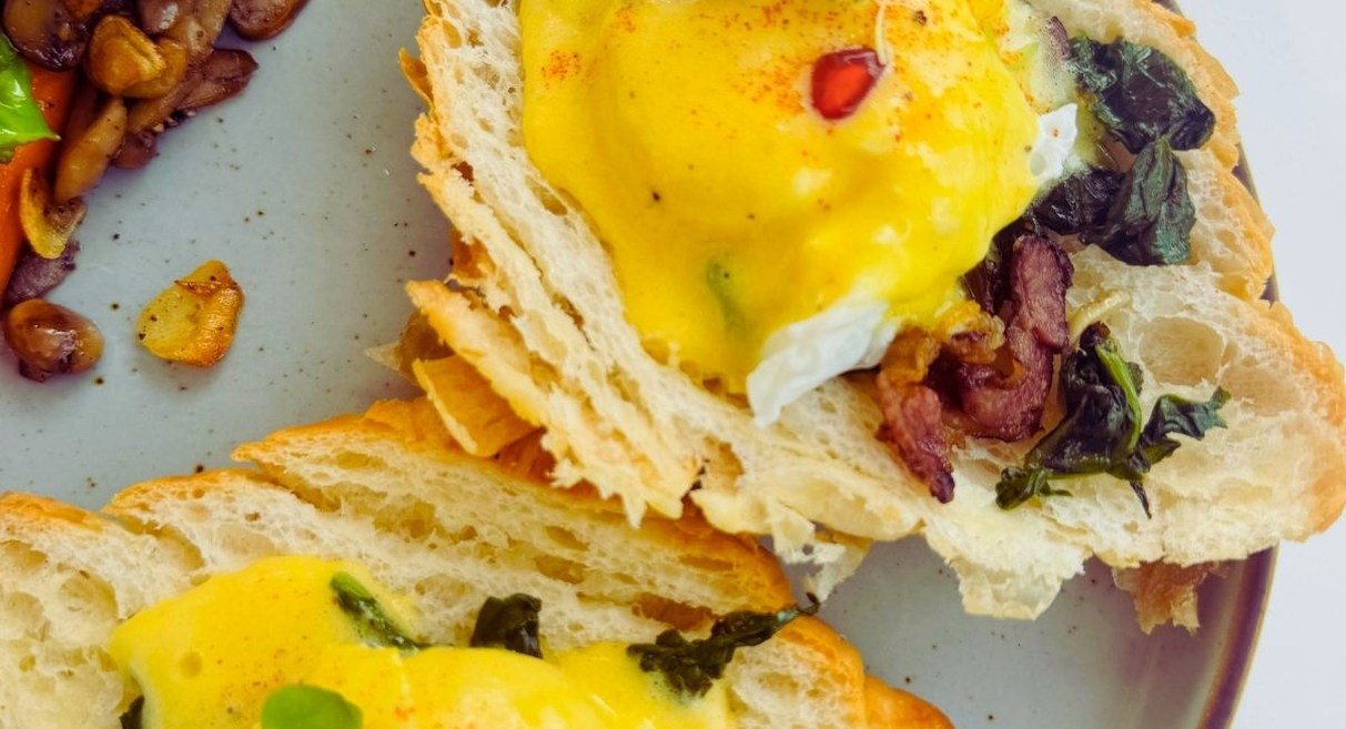 Oeufs poches nappes de sauce hollandaise sur du pain avec epinards bacon et champignons