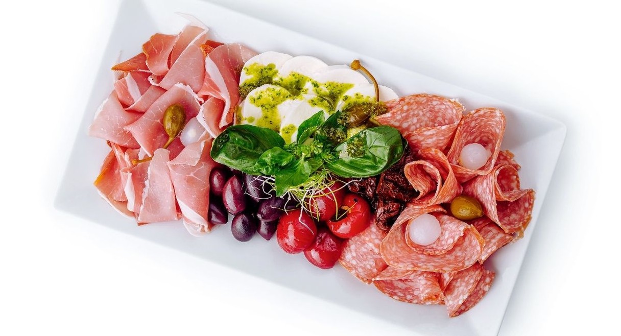 Plateau de charcuteries fines fromage frais olives et tomates sechees