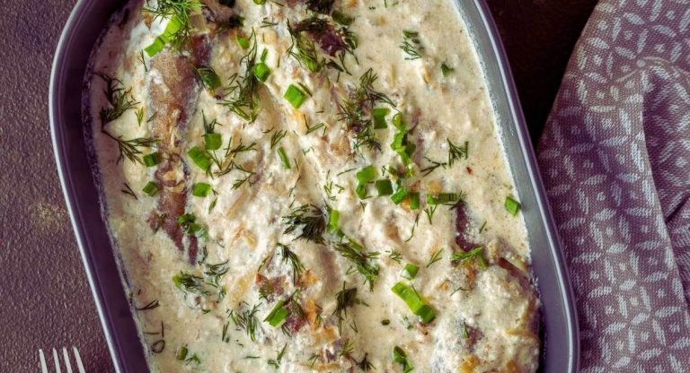 Plat de poisson mijote dans une sauce blanche cremeuse parsemee d aneth et de ciboulette