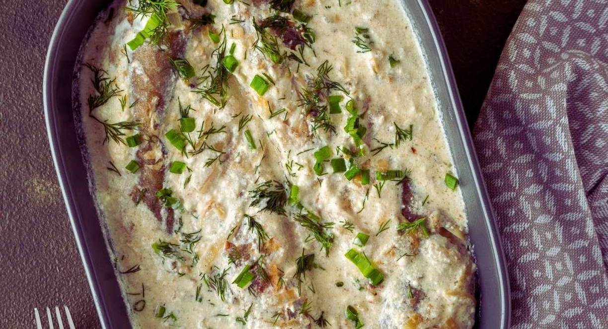 Plat de poisson mijote dans une sauce blanche cremeuse parsemee d aneth et de ciboulette
