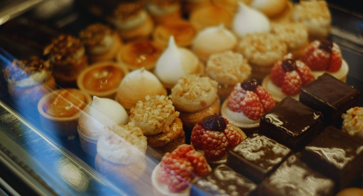 Vitrine remplie de petites patisseries tartelettes meringues et bouchees au chocolat